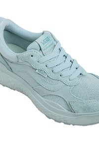 Svetle modré tenisky Vans UltraRange s kombinací semiše a síťoviny, kulatou špičkou, šněrovacím designem a strukturovanou gumovou podrážkou.