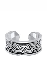 Sølv manchet ring med et flettet mønster omkring båndet, med en poleret finish og et åbent design for justerbar pasform.