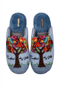 Pantuflas azules con una parte superior texturizada, que presentan un colorido diseño del árbol de la vida y adornos florales, con la frase 'El Árbol de la Vida'.