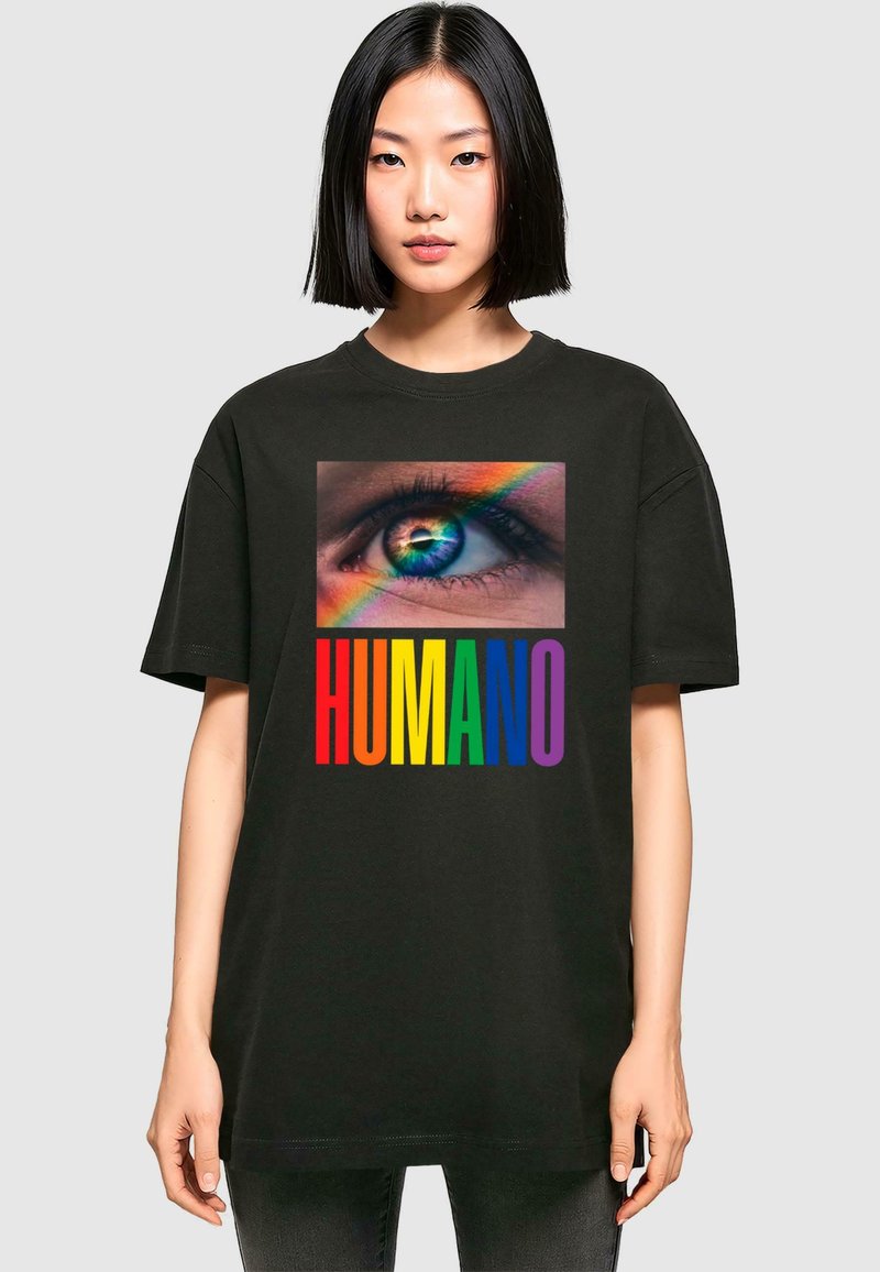 Sort bomulds T-shirt med et trykt billede af et øje med regnbue detaljer over ordet "HUMANO" i fede, multikolore bogstaver.