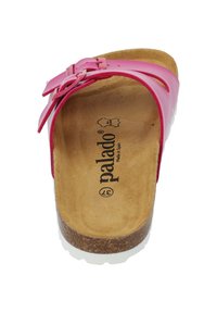 Rosa slip-on sandal med två justerbara remmar, korkfotbädd och en texturerad gummisula. Har präglad logotyp på insidan.