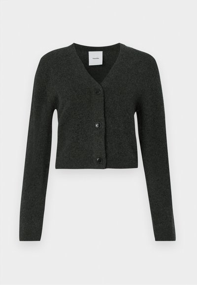 Tumši pelēks garo piedurknju īsais kardigans ar V veida kaklu un trīs melnām pogām priekšpusē.