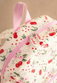 Virágos és cseresznye mintás gyerek hátizsák. Anyaga textil, pink cipzárral és fogantyúval van ellátva, amelyen piros és zöld részletek találhatók.