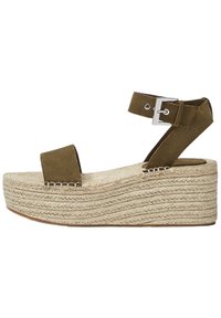 Sandales en daim vert olive avec une épaisse plateforme en jute tressé, dotées d'une boucle rectangulaire en argent sur la sangle de la cheville.