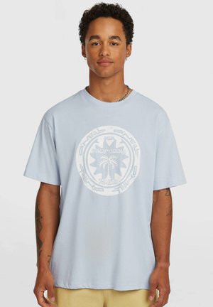 Lichtblauw katoenen t-shirt met korte mouwen, voorzien van een grote witte ronde afbeelding in het midden en een losse pasvorm.