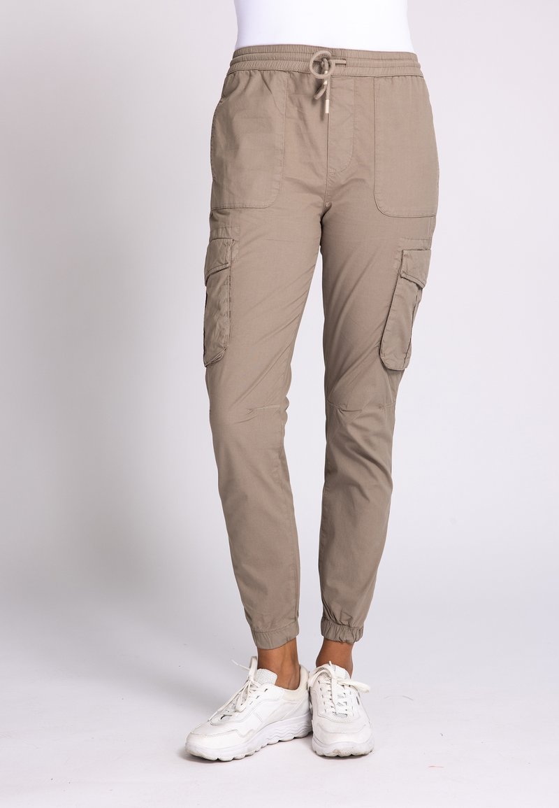 Hellbraune Cargo-Hosen aus leichtem Stoff, mit elastischem Taillenbund, Kordelzugverschluss und mehreren Taschen.
