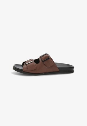 Sandalia tipo chancla marrón con suela negra y dos correas ajustables con hebilla en la parte superior, vista lateral sobre fondo blanco.