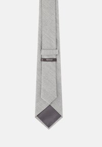 Jasnoszary, teksturowany krawat z pętlą na tkaninie i czarną metką z napisem "Boggi Milano" na odwrocie.