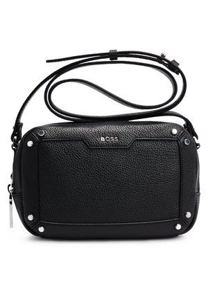 Czarna torba na ramię z teksturowanej skóry z srebrnymi ćwiekami, suwakiem, regulowanym paskiem i logo „BOSS” umieszczonym na środku przedniego panelu.