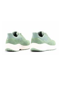 Zapatillas deportivas verdes con parte superior de malla texturizada, cuello acolchado y una mediasuela de espuma blanca. Presentan un logo en el lateral y suelas texturizadas.
