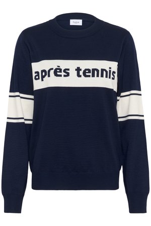 Pull bleu marine en tissu tricoté avec le texte "après tennis" en rayures noires et blanches sur la poitrine. Poignets et ourlet côtelés.