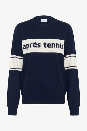 Sötétkék kötött pulóver, amelyen a "après tennis" felirat fekete-fehér csíkokban található a mellkasán. Bordás mandzsetták és alsó szegély.