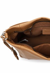 Pruun nahast käekott, millel on tekstuuriga pind, tõmblukuga sulgumine ja kangasvooder. Sisemised taskud parema organiseerimise jaoks.