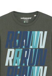 Dunkelgrünes Langarmshirt mit Rundhalsausschnitt, das ein mehrlagiges Textdesign in Blau- und Hellblautönen zeigt, auf dem "RUN" in unterschiedlichen Größen steht.