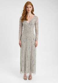Abito lungo grigio da sera con maniche lunghe, impreziosito da intricate perline argentate e motivi floreali. Presenta un scollo a V e una gonna fluente.