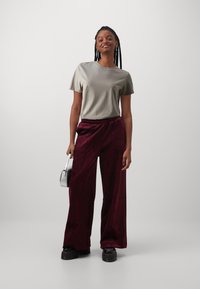 Selected Femme SLFMYESSENTIAL O NECK - Pamata T-krekls - greige