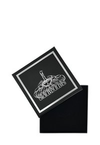 Caja de regalo negra con una textura brillante, marco plateado y un gráfico de un escorpión blanco en la tapa. El interior es de color negro liso.