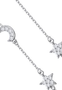 Srebrny naszyjnik z łańcuszka, z zawieszkami w kształcie półksiężyca i gwiazdy, obie ozdobione błyszczącymi, przezroczystymi kamieniami.