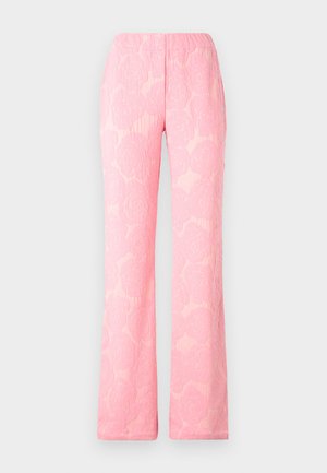 Růžové loungewear kalhoty s texturovaným květinovým vzorem, s uvolněným střihem a elastickým pasem. Měkká tkanina s mírně lesklým povrchem.