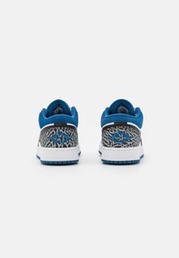 Jordan AIR 1 LOW SE UNISEX - Sapatilhas de basquetebol - white/dark marina blue/black/cement grey