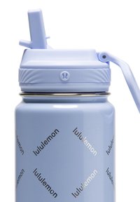 Hellblaue Edelstahl-Wasserflasche mit einem strukturierten Deckel, einem Klappenauslauf und silbernen Logomustern, die sich um den Körper wickeln.