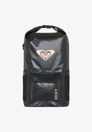 Zaino impermeabile nero con un logo a cuore a forma di diamante in oro rosa, dotato di una tasca anteriore e tasca laterale in rete. Materiale robusto, design a risvolto.