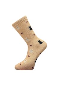 Gestrickte Knöchelsocke in Hellbeige mit schwarzen, weißen und braunen Katzendesigns, akzentuiert durch kleine rote Herzen. Bequeme, dehnbare Textur.