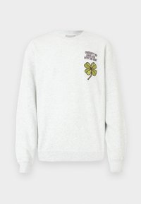 Grauer Pullover aus strukturiertem Stoff mit Rundhalsausschnitt, langen Ärmeln und grünem Vierblättrigen Kleeblatt-Grafik- und Textdesign auf der Brust.