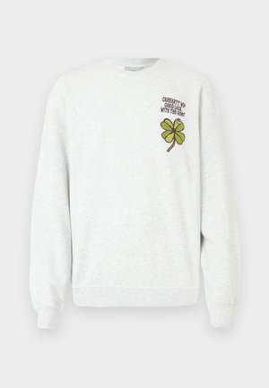 Sudadera gris de tela texturizada, con cuello redondo, mangas largas, y un diseño gráfico de trébol de cuatro hojas verde acompañado de texto en el pecho.