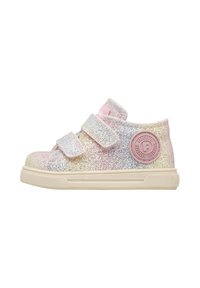 Sneaker scintillante per bambini con tonalità di rosa, giallo e argento, dotato di due cinturini in velcro e di un logo rotondo rosa sul lato.
