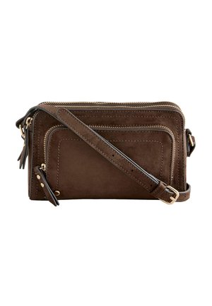 Brązowa torebka na ramię z zamszu z regulowanym paskiem, wieloma kieszeniami na zamek oraz elementami metalowymi w kolorze złotym.