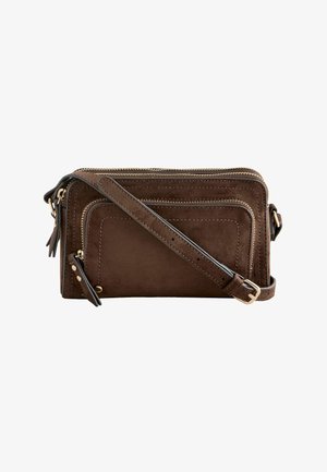 Geantă crossbody din piele întoarsă maro, cu curea reglabilă, mai multe compartimente cu fermoar și accesorii metalice aurii.