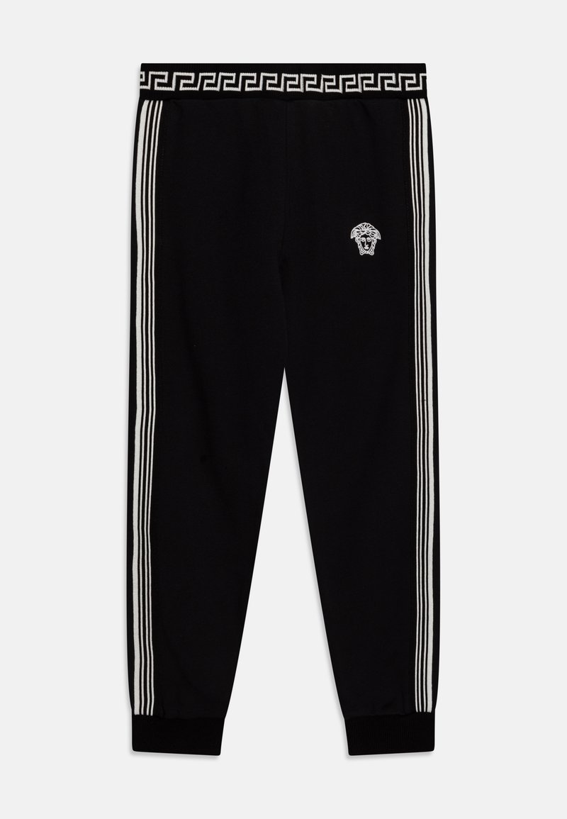 Pantalones de chándal negros con detalles de rayas blancas a lo largo de los lados, cintura elástica con un patrón de clave griega y un pequeño logo bordado.
