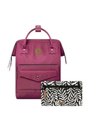 Lila Rucksack mit Fronttasche und Griff, begleitet von einem schwarz-weiß gestreiften Zebra-Muster-Etui mit Reißverschluss.