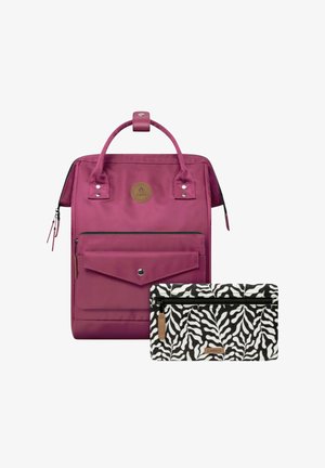 Lila Rucksack mit Fronttasche und Griff, begleitet von einem schwarz-weiß gestreiften Zebra-Muster-Etui mit Reißverschluss.