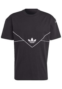 Svart kortärmad Adidas t-shirt med vit konturerad chevron och logo centrerad på bröstet, liten märketext på vänster ärm.