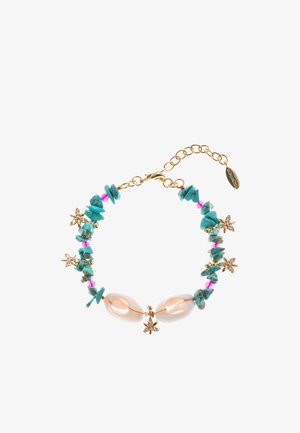 Bracelet en perles turquoise avec accents dorés, présentant des formes irrégulières, des éléments roses et des détails floraux. Comprend une fermeture à chaîne en or.