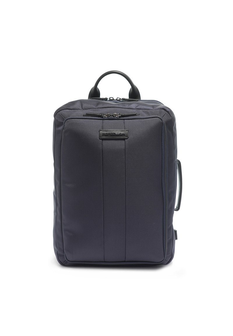 Zaino blu navy con un esterno strutturato, tasca frontale con zip, due manici superiori e una tracolla laterale regolabile per un trasporto facile.