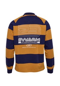 Rugbyshirt met lange mouwen met brede horizontale marineblauwe en mosterdgele strepen, grote tekst "23 Swarm Internationals" en logo op de rug.