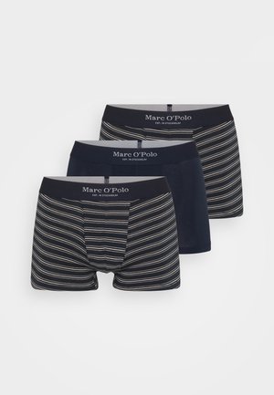 Drie paar Marc O'Polo boxershorts: één effen donkerblauw, één gestreept met dunne witte en beige lijnen, gemaakt van zachte katoen met elastische taillebanden.