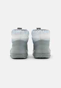 Botas cinzas acolchoadas até ao meio da panturrilha com um desvanecimento suave de azul claro para cinza, apresentando alças de puxar e uma sola texturizada com detalhes salpicados.