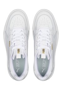 Fehér sportcipők sima bőr felsőrésszel, perforált orrával, szövet bélésével és lapos fehér fűzőkkel. Arany logóval és szürke részletekkel rendelkezik.