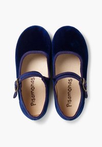 Zapatos Mary Jane de terciopelo azul marino con cierre de hebilla, que cuentan con un interior suave y un ribete de color azul oscuro contrastante. Etiqueta marrón de "Pisamonas" en el interior.
