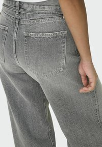 Høyt liv grå jeans i slitesterk denim, med en avslappet passform, fem lommer og subtil fading langs beina og bak.