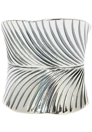Brede zilveren ring met gebogen groeven die een draaiend, diagonaal gestreept patroon rond de band creëren.