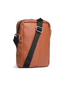 Brun lädercrossbodyväska med rektangulär form, dragkedjestängning och justerbar svart rem. Slät textur och minimalistisk design.