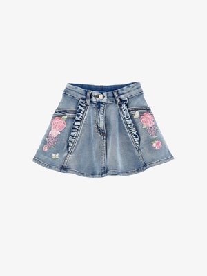 Fustă denim albastru deschis cu volane în față, închidere cu nasturi și broderie florală roz și mov cu fluturi pe ambele părți.