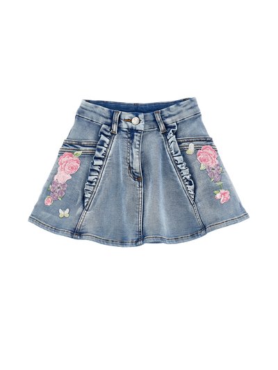 Φούστα από ελαφρύ γαλάζιο τζιν με βολάν μπροστά, κλείνει με κουμπιά, διακοσμημένη με ροζ και μωβ κεντήματα λουλουδιών και πεταλούδες και στις δύο πλευρές.