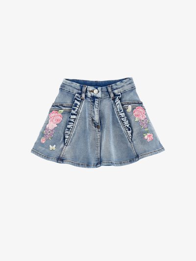 Φούστα από ελαφρύ γαλάζιο τζιν με βολάν μπροστά, κλείνει με κουμπιά, διακοσμημένη με ροζ και μωβ κεντήματα λουλουδιών και πεταλούδες και στις δύο πλευρές.