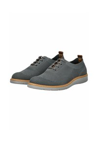 Scarpe grigie in mesh con lacci, caratterizzate da una tomaia testurizzata, accenti marroni a contrasto e una suola in gomma grigia chiara con bordo cucito.